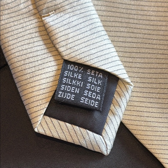 Desantis Collection Men’s Black and Red Silk Tie and Handkerchief - Picture 3 of 5